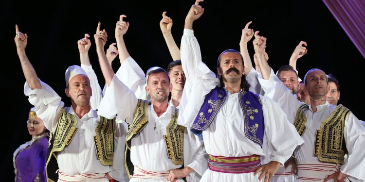 Thesari popullor i Gjirokastrës, sfidë dhe për surrogatot e kafeneve të Tiranës