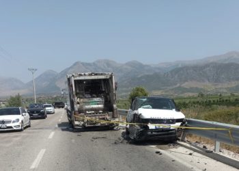 FOTO/ Nuk ndalen aksidentet, dy fuoristrada përplasen me kamionin e plehrave në rrugën Sarandë-Delvinë, plagoset një vajzë (Emri)