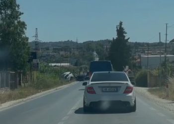 Aksident në Levan, makinat përplasen “kokë më kokë”