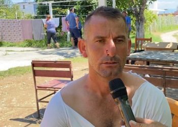 Çmenduri shqiptare/ “Babai po kalonte në rrugë, i thanë pse sheh”, flet i dhunuari: Na qëlluan me shkopa bejsbolli, duan të na vrasin