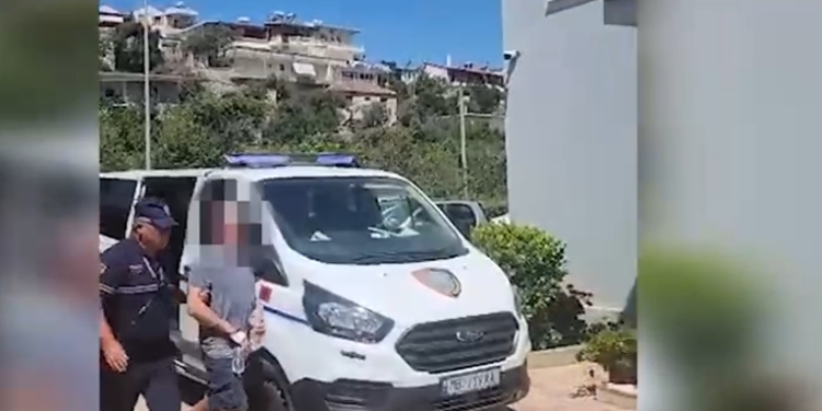 Kris arma në plazh, dy të arrestuar në Himarë