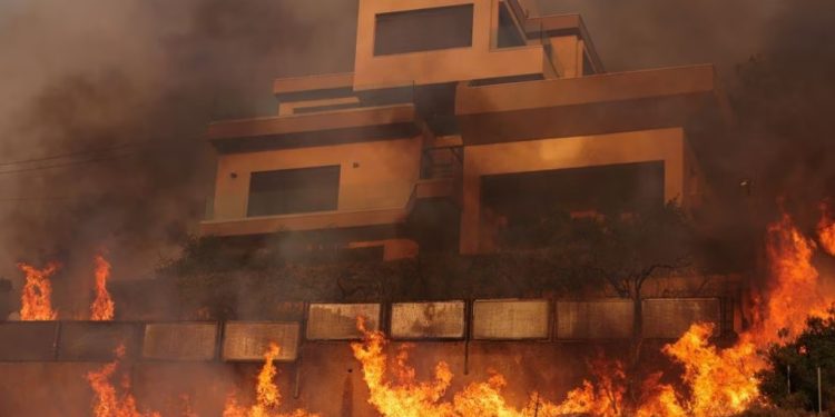 Athina ‘lufton’ me flakët, dita e dytë e zjarreve në kryeqytetin grek