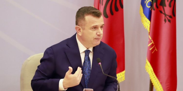 Ministri i Brendshëm: Drejtorë e shefa komisariatesh u japin kriminelëve informacione sensitive