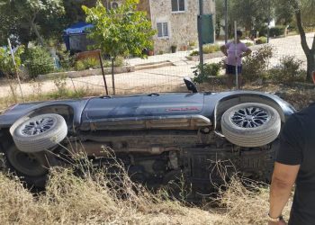 Ksamil, makina e turistëve përfundon në kanal (FOTO)