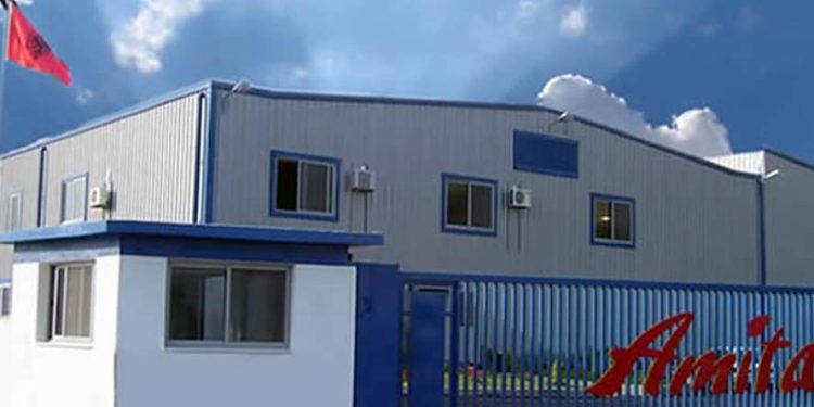 Zjarri në oborrin e fabrikës, reagon Amita: Vetëm dëme materiale, puna vijon normalisht