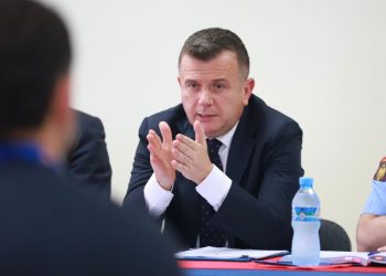 Balla porosi policëve në Fier: Nuk duhet të qarkulloni në lagje vetëm për të vënë gjoba