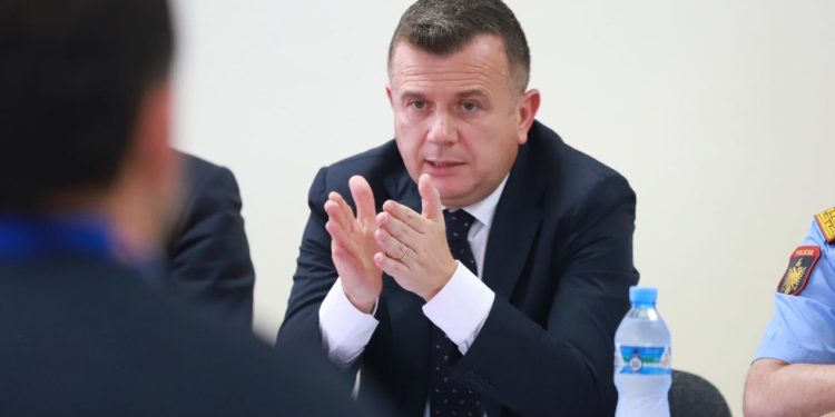 Balla porosi policëve në Fier: Nuk duhet të qarkulloni në lagje vetëm për të vënë gjoba