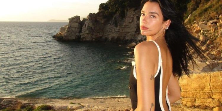 Dua Lipa ka mbërritur në “Shtëpi”, poston fotot nga Ksamili