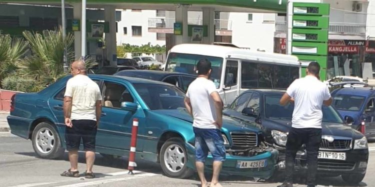 Aksident në Sarandë, përplasen dy makina