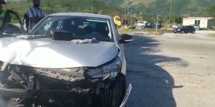 Aksident në Gjirokastër, përplasen dy makina në Kardhiq (VIDEO)