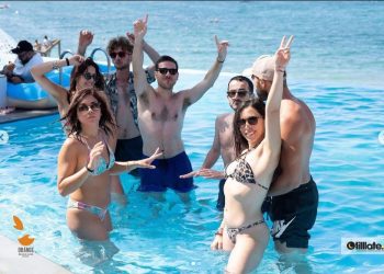 “Nami” në Ksamil, hapet Orange Beach Club (VIDEO)