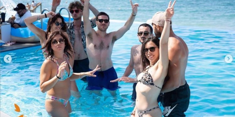 “Nami” në Ksamil, hapet Orange Beach Club (VIDEO)