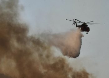 Gjendje e vështirë nga zjarret, shpërthejnë depot e municioneve të ushtrisë greke