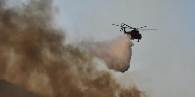 Gjendje e vështirë nga zjarret, shpërthejnë depot e municioneve të ushtrisë greke