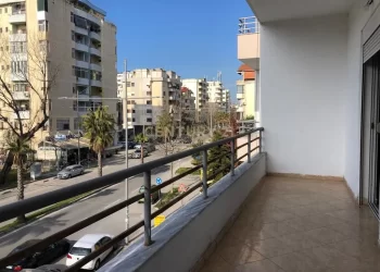 Shfaqet një Mihal tjetër/ Pronari i apartamentit mbyll në garazh turistët që refuzuan të paguanin rezervimin online pasi nuk iu pëlqeu shtëpia