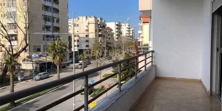 Shfaqet një Mihal tjetër/ Pronari i apartamentit mbyll në garazh turistët që refuzuan të paguanin rezervimin online pasi nuk iu pëlqeu shtëpia