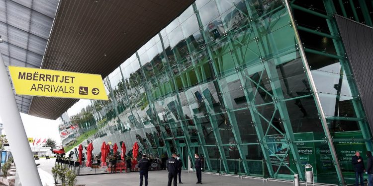 Rrihet polici në aeroportin e Rinasit