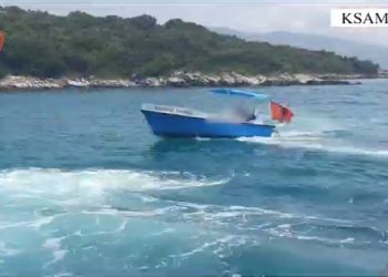 Skafisti rrezikon pushuesit në Ksamil, shkel perimetrin e sigurisë, ndalohet nga policia (VIDEO)