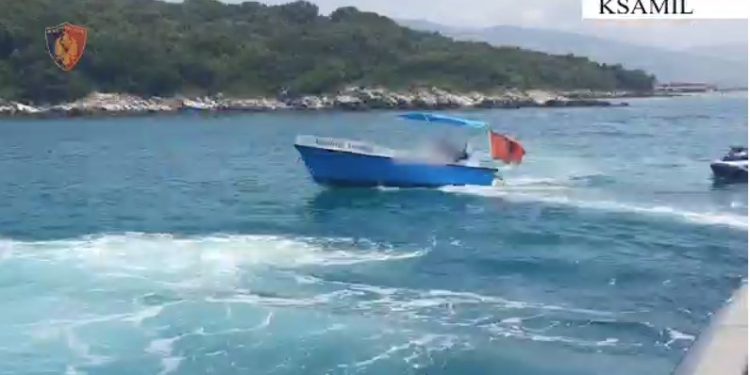 Skafisti rrezikon pushuesit në Ksamil, shkel perimetrin e sigurisë, ndalohet nga policia (VIDEO)