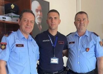 Gjeti portofolin me 10 mijë euro dhe miliona lekë, studenti i Akademisë së Policisë ia dorëzon të zotit, vlerësohet me Certifikatë Mirënjohjeje
