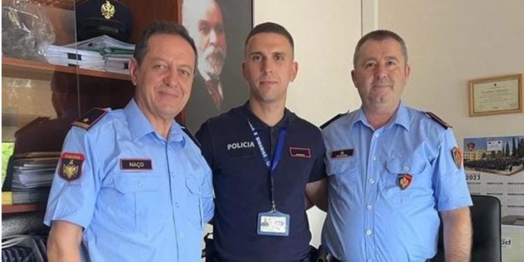 Gjeti portofolin me 10 mijë euro dhe miliona lekë, studenti i Akademisë së Policisë ia dorëzon të zotit, vlerësohet me Certifikatë Mirënjohjeje