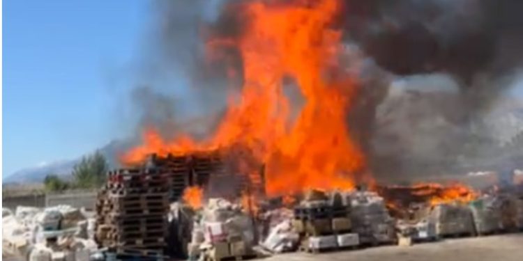 Reagon policia: Zjarri te fabrika e lëngjeve në Libohovë dyshohet të ketë rënë aksidentalisht (VIDEO)