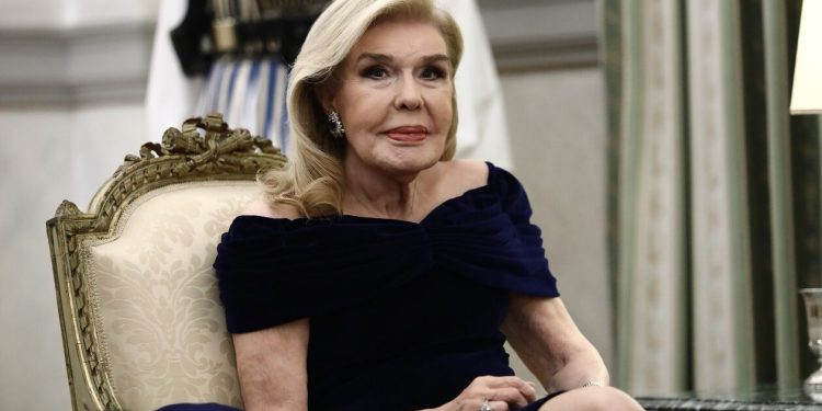 Vdes aktorja e njohur arvanitëse e humorit në Greqi, me miqtë e saj fliste shqip (VIDEO)