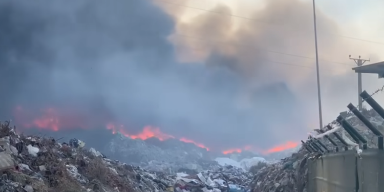Vlora e mbuluar nga tymi i zi, vijon prej 4 ditësh zjarri në fushën e plehrave