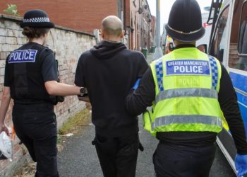 Policia britanike godet bandat shqiptare të “shtëpive të barit”, 50 të arrestuar