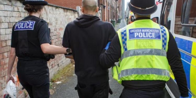 Policia britanike godet bandat shqiptare të “shtëpive të barit”, 50 të arrestuar