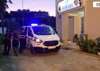 VIDEO/ Mashtrimet me call centre, i riu arrestohet në Himarë (Emri)