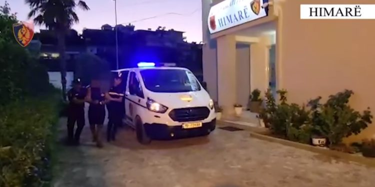 VIDEO/ Mashtrimet me call centre, i riu arrestohet në Himarë (Emri)