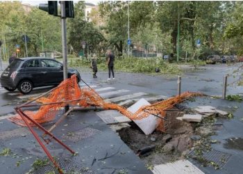 E habitshme/ Greqia digjet nga zjarret, Italia përmbytet nga shirat