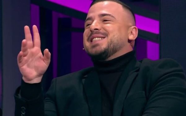 Gazetari ‘shpërthen’ ndaj vajzave: Shkojnë në jug se e dinë që janë çunat e Londrës dhe Spanjës, duan t’ju paguajnë dreka me karkaleca dhe resortin