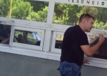 Del foto, Arben Ahmetaj u fotografua duke kaluar Kakavijën të premten