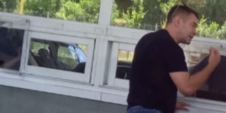 Del foto, Arben Ahmetaj u fotografua duke kaluar Kakavijën të premten