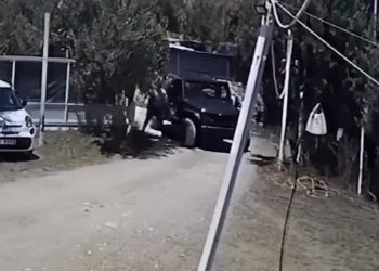 Me shkopa bejsbolli e leva hekuri, plas sherri për plazhin në Himarë, ndërhyn policia (VIDEO)