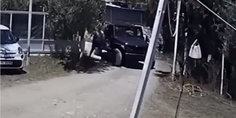 Me shkopa bejsbolli e leva hekuri, plas sherri për plazhin në Himarë, ndërhyn policia (VIDEO)