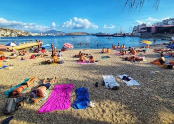 Rama “mburret” me plazhin publik në Sarandë: Si njëherë e një kohë kur shtriheshim mbi rërë