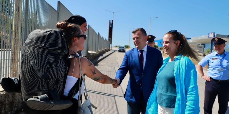 “Kur kaluat në Greqi askush nuk ju përshëndeti, kur erdhët në Shqipëri ministrat dolën për t’ju pritur”, batuta e Ballës në Kakavijë me çiftin e turistëve (VIDEO)