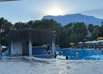 Gazetari: Mos u hapni by… me turmat që vërshuan këtë vit sepse u joshën nga sufllaqet 2 euro, krijoni standardet, lerini lloqet me vendi i parë në Europë e i dyti në Botë