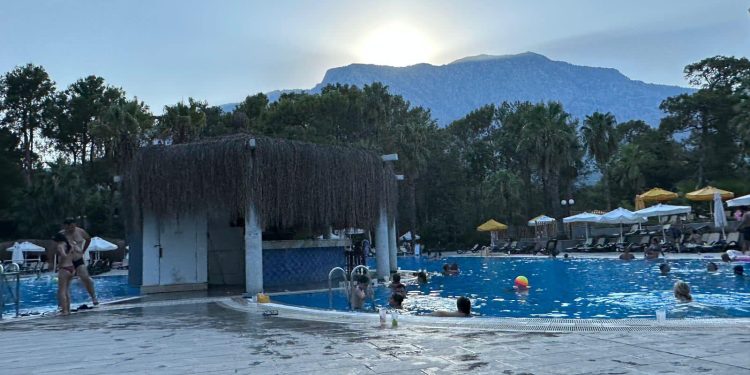 Gazetari: Mos u hapni by… me turmat që vërshuan këtë vit sepse u joshën nga sufllaqet 2 euro, krijoni standardet, lerini lloqet me vendi i parë në Europë e i dyti në Botë