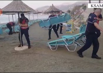 Estradë në Ksamil/ Sekuestrohen shezlonge po në të njëjtin plazh që u bllokuan edhe në muajin korrik