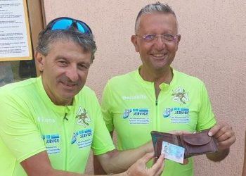 Dy turistë italianë gjejnë portofolin e humbur në Shqipëri, bëjnë gjestin human