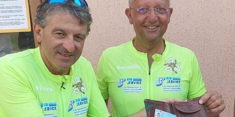 Dy turistë italianë gjejnë portofolin e humbur në Shqipëri, bëjnë gjestin human