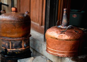 Nga bodrumi në gotë, jepet alarmi për helmime nga rakia artizanale