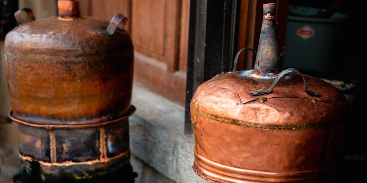 Nga bodrumi në gotë, jepet alarmi për helmime nga rakia artizanale
