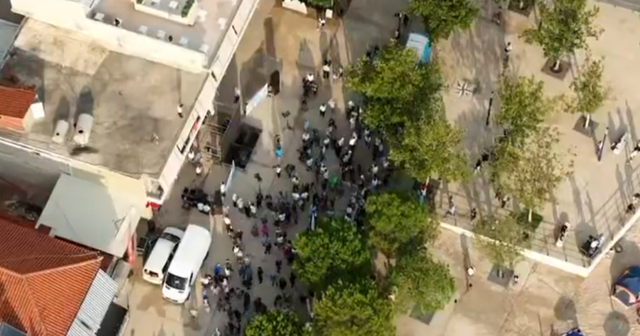 Artan Hoxha tallet me protestën për Belerin: Aq njerëz i mbledh shoku im kur i bie goma e makinës (VIDEO me dron)