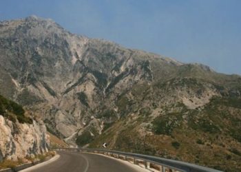 Kamioni pëson defekt në Llogara, radhë e gjatë automjetesh