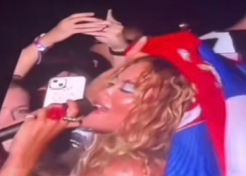 Në skenë me flamurin serb në trup, Rita Ora në qendër të kritikave